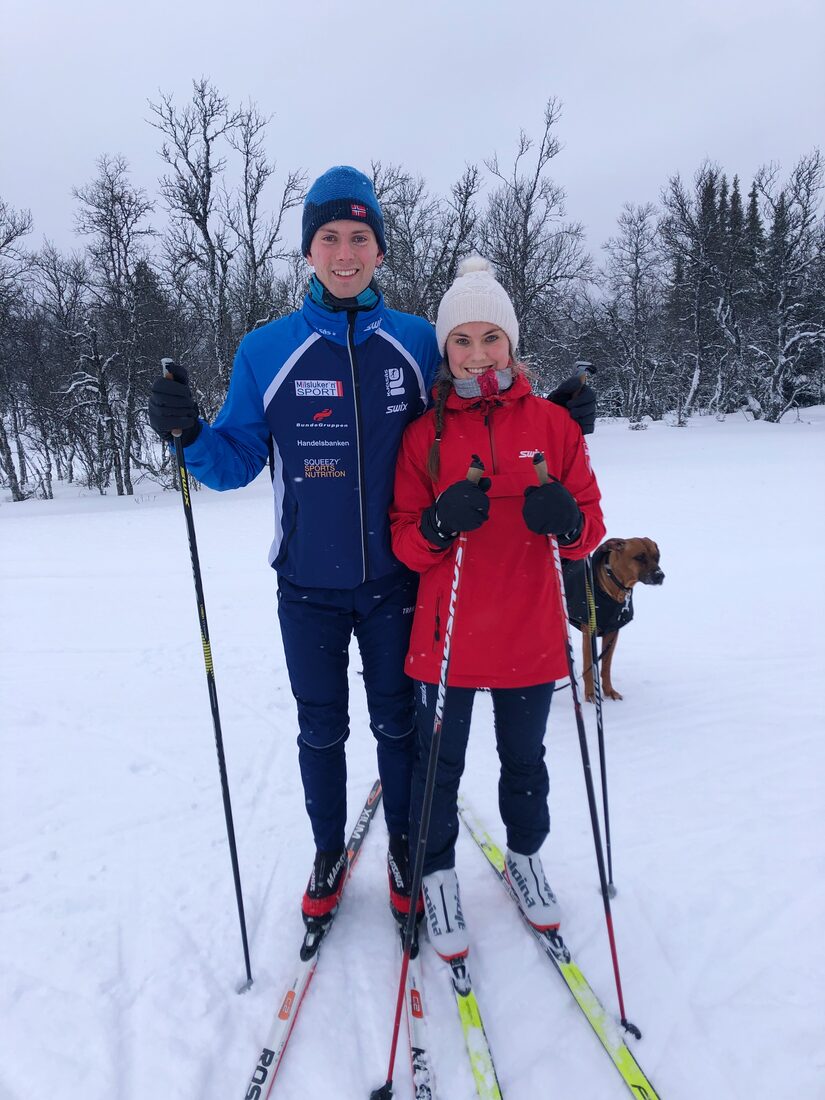 Julie og Sivert på langrenn i snøen, med hund
