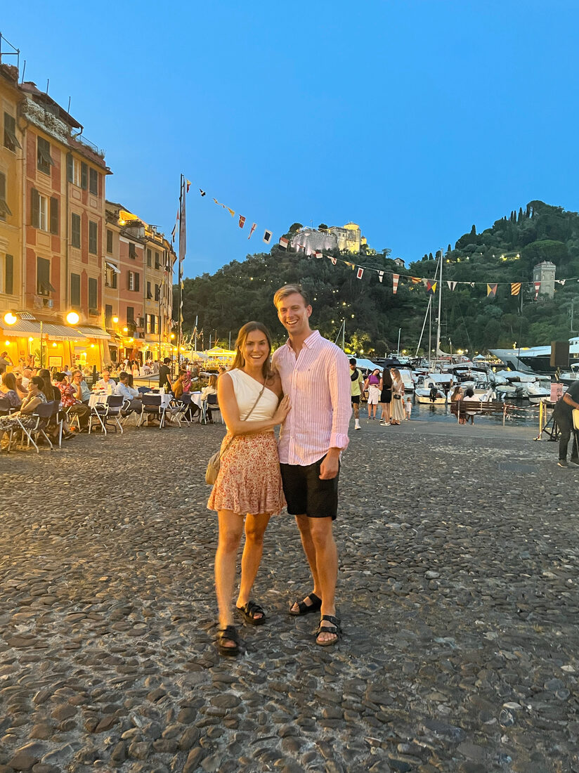 Julie og Sivert i Portofino om kvelden