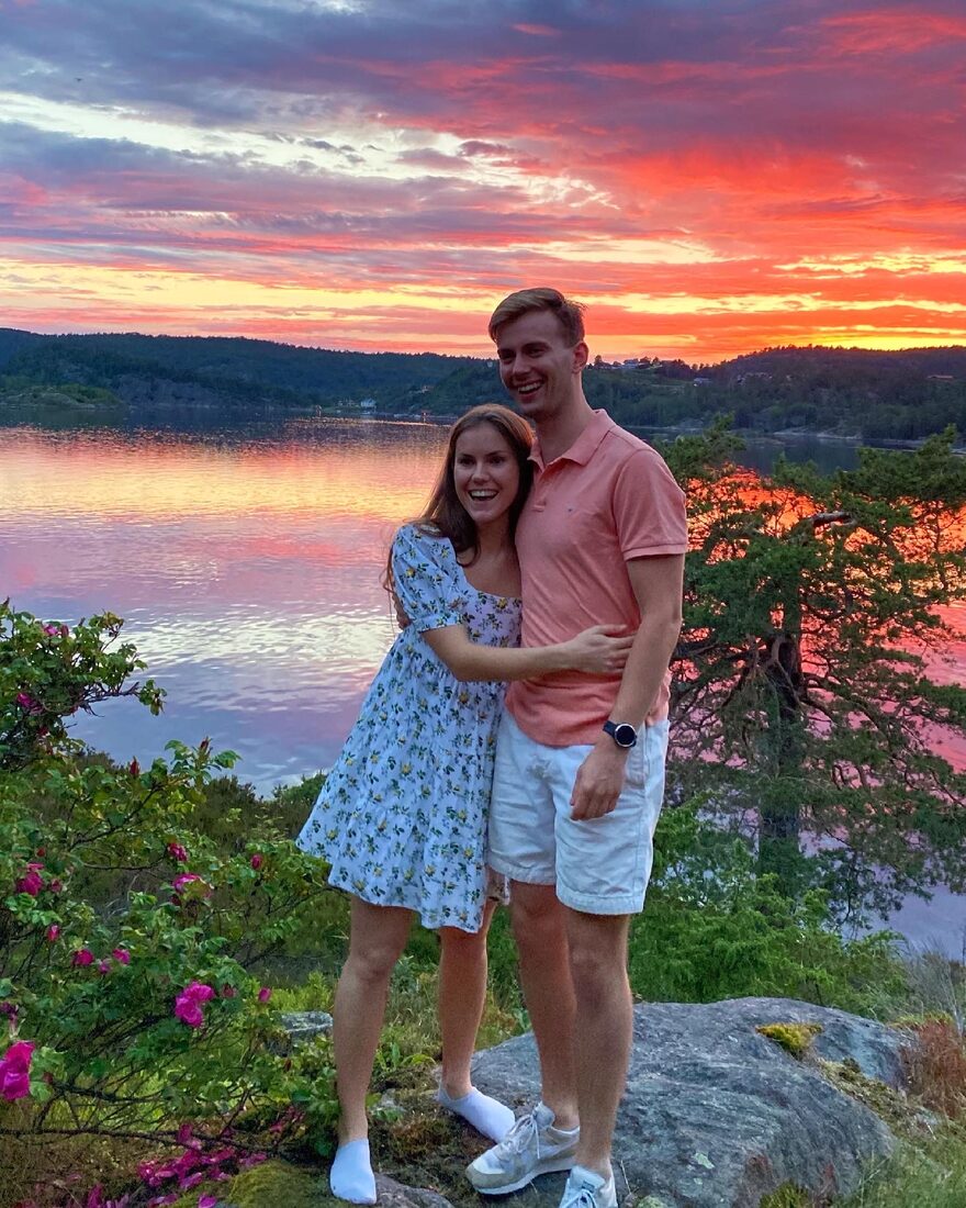 Julie og Sivert omfavner hverandre i en rosa solnedgang