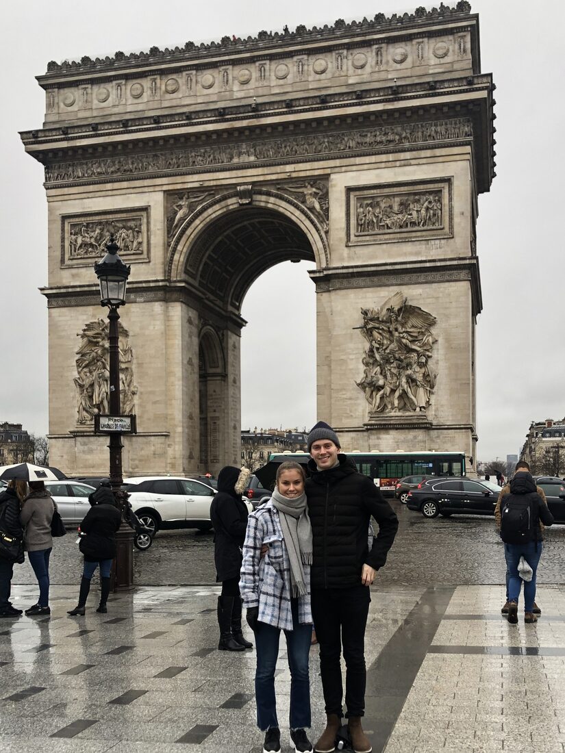 Julie og Sivert foran Triumfbuen i Paris