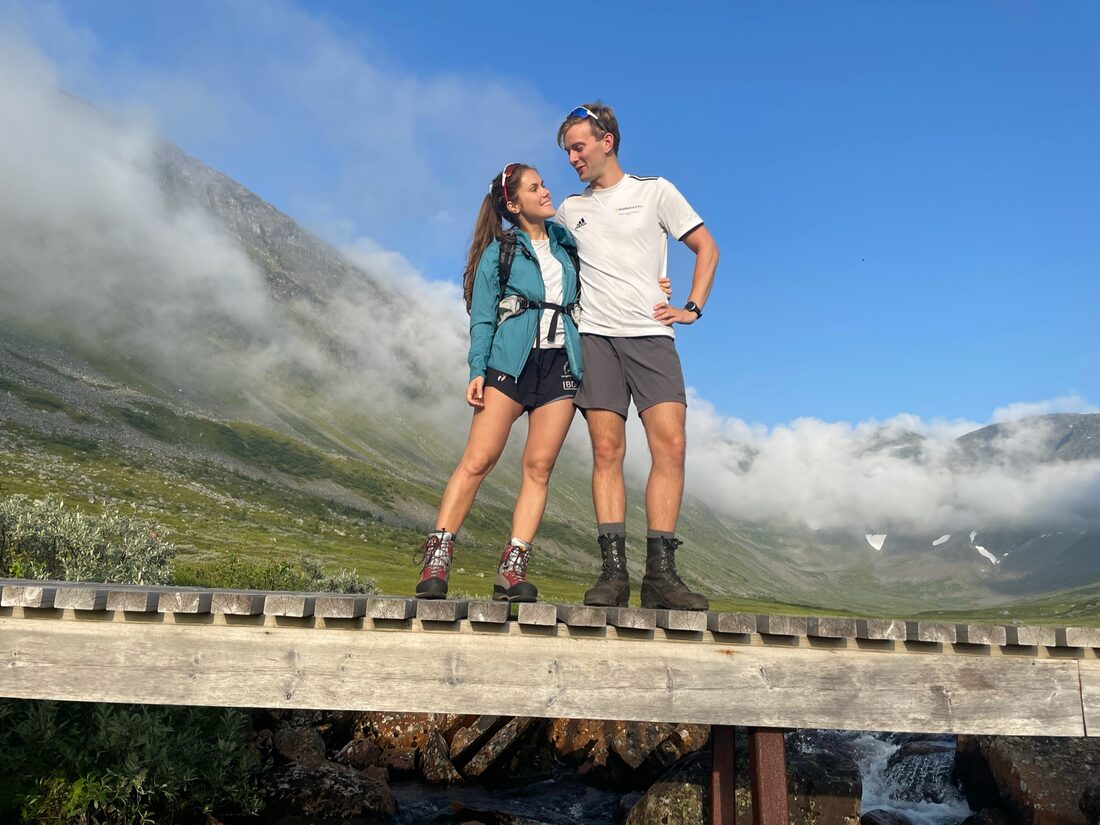 Julie og Sivert på fjelltur, står på en bro over en bekk
