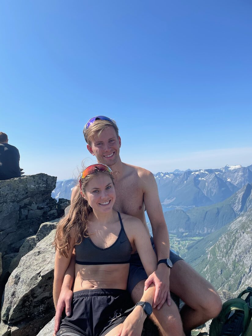 Julie og Sivert slapper av på en fjelltopp