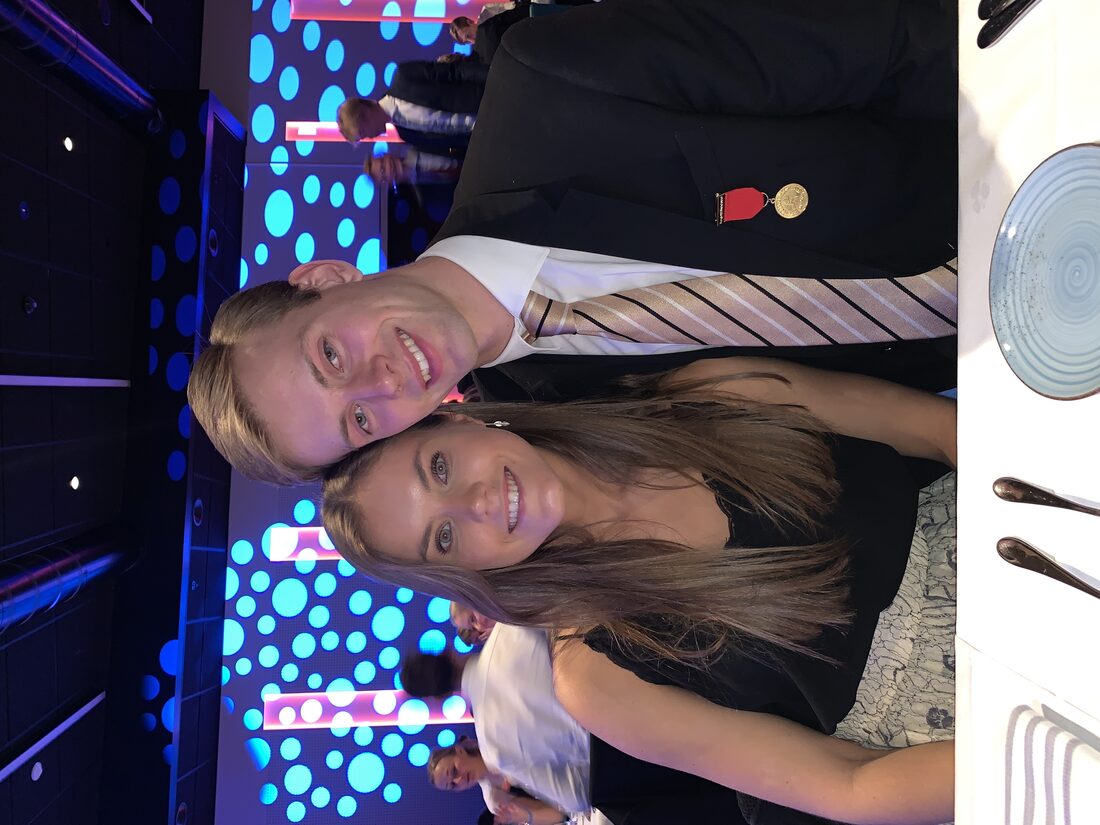 Julie og Sivert pyntet på fest