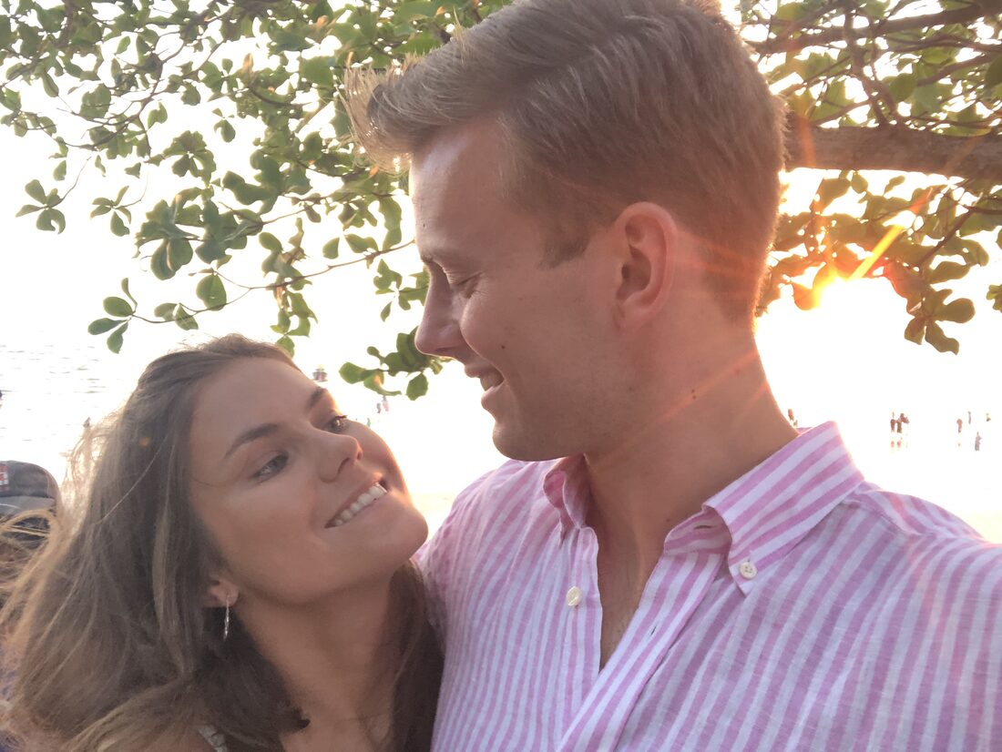 Julie og Sivert på stranden i solnedgang