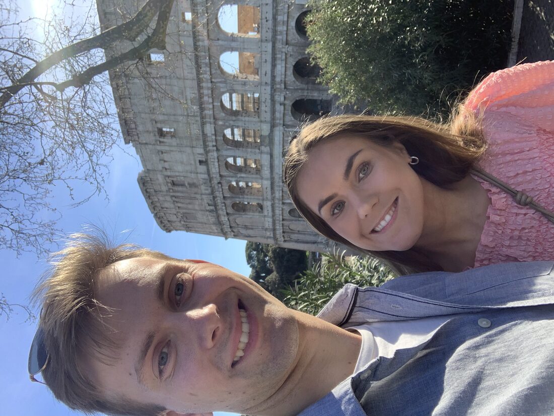 Julie og Sivert foran Colosseum i Roma